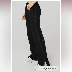 Alo courtside tearaway snap pant sweats medium. Black.